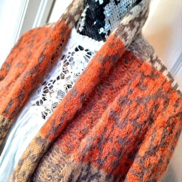 LUCY and Laurel Wool, Alpaca, Acrylic, Nylon, Lightweight, Women's Sweater - Picture 2 of 11